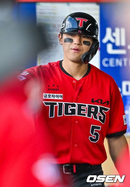 [OSEN=광주, 민경훈 기자] 5일 광주-기아 챔피언스필드에서 2026 신한 SOL KBO 리그 KIA 타이거즈와 삼성 라이온즈의 경기가 열렸다.이날 KIA는 올러, 삼성은 오러클린을 선발로 내세웠다.1회말 1사  주자 2,3루 KIA 아데를린의 좌익수 앞 1타점 적시타때 홈을 밟은 김도영이 덕아웃에서 동료들과 하이파이브를 하고 있다. 2026.06.05 / rumi@osen.co.kr