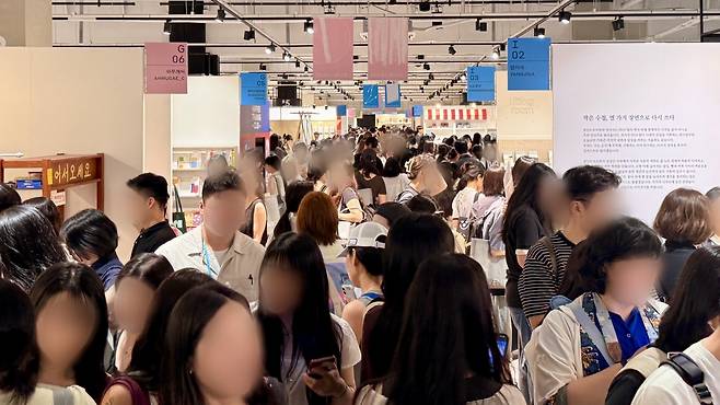13일 서울 강남구 코엑스 더 플라츠홀에서 진행된 ‘인벤타리오 2026 문구페어’ 현장에 사람들이 북적이고 있다. 허은선 인턴기자