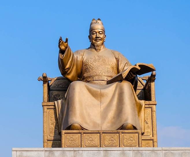 서울 광화문광장 세종대왕 동상. 세종대왕이 창제한 한글은 한국이 한자 사용을 줄이고 한글 중심 문자생활로 전환하는 기반이 됐다. 123rf