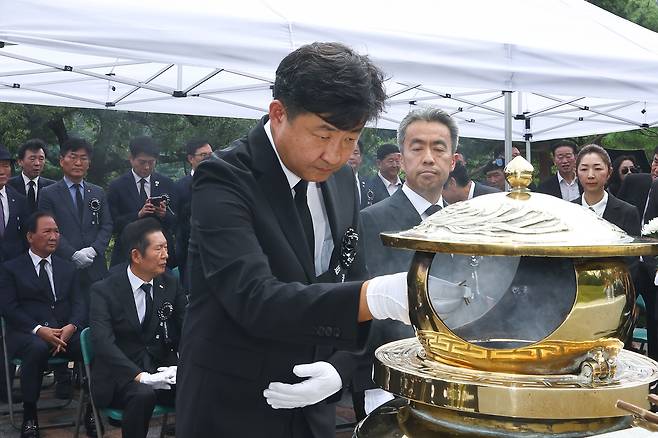 노무현 전 대통령 아들 노건호 씨가 18일 서울 동작구 국립서울현충원 고 김대중 전 대통령 묘역에서 분향하고 있다. 성형주 기자 2025.08.18