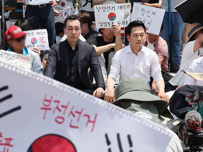 6·3지방선거 투표용지 부족 사태로 촉발된 잠실 개표소 봉쇄 시위가 이어진 16일 국민의힘 장동혁 대표(오른쪽)와 김민수 최고위원(왼쪽)이 서울 송파구 올림픽공원 핸드볼경기장 개표소 앞에 자리를 잡고 앉아 있다. ⓒ 연합뉴스