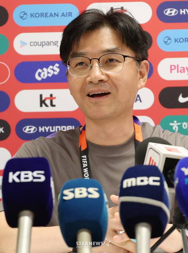 대한민국 축구 국가대표팀이 2026 북중미월드컵 A조 2차 예선을 앞두고 15일 멕시코 과달라하라 치바스 베르데 바예에서 훈련을 진행했다. 대한축구협회 한덕현 멘털 코치(중앙대 정신의학과 교수)가 기자들의 인터뷰에 응하고 있다. /사진=김진경 kim.jinkyung@