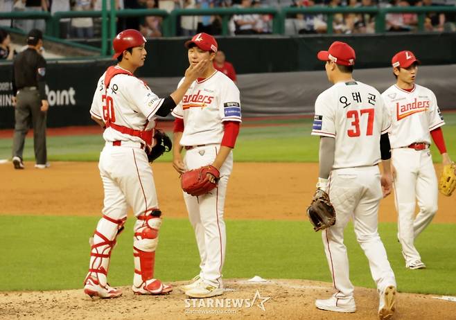 [포토]'김민준 뺨 어루만지는' 조형우