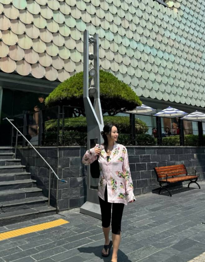 Broadcaster Park Ji-yoon shared updates on her recent busy schedule, including touring hospitals with her daughter who is preparing to study abroad in the United States. Park Ji-yoon showed a touching mother-daughter bond by spending their last moments together before her departure, taking care of meals and such.Park Ji-yoon wittily commented on the expenses incurred during her daughters study abroad preparations via her personal account. She spared no expense in supporting her daughter, adding a hashtag urging her to be filial, along with a joke that Moms credit card never stops.Park Ji-yoon currently resides on Jeju Island, raising two children. Her children attend an international school on the island, and she is spending an even busier time due to her daughters preparations for studying in the U.S.