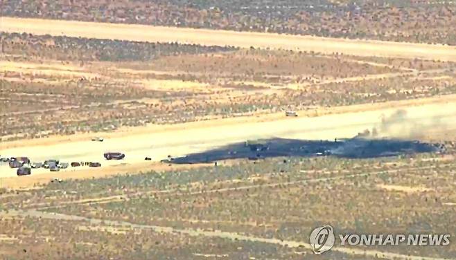 미 캘리포니아주 B-52 폭격기 추락 현장서 연기가 피어오르는 모습 [미 KABC 방송 영상/AP=연합뉴스. 재판매 및 DB 금지]