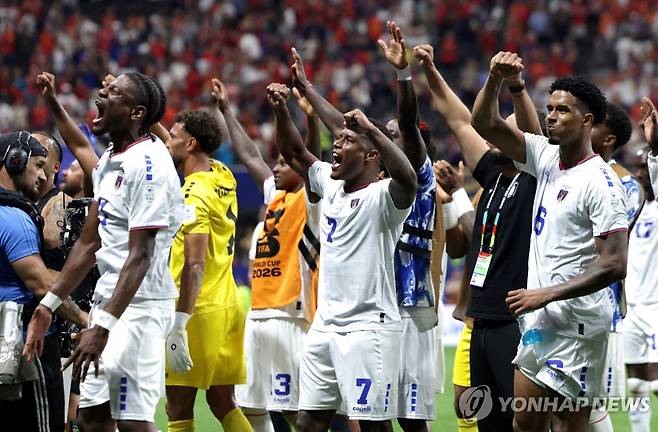 강호 스페인과 비긴 뒤 팬들에게 인사하는 카보베르데 축구대표팀  [로이터=연합뉴스]