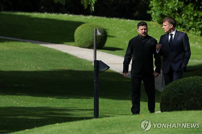 G7회의 앞두고 대화 나누는 마크롱 프랑스 대통령과 젤렌스키 우크라이나 대통령 [로이터=연합뉴스. 재배포 및 DB 금지]