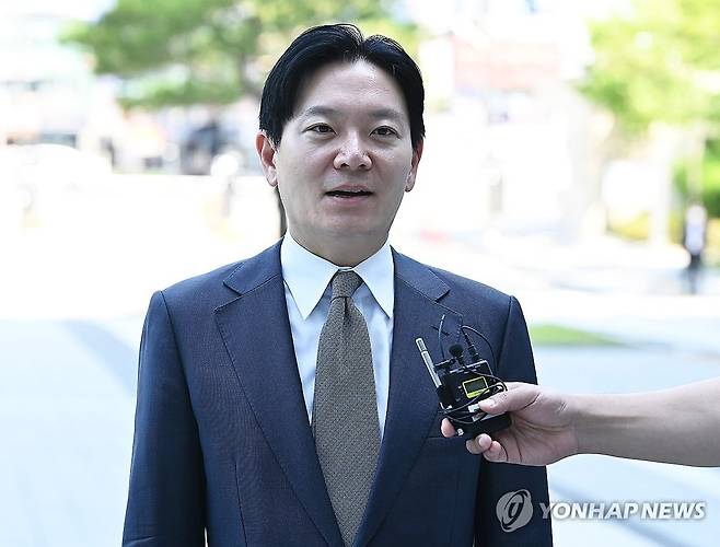 증인 출석하며 질문에 답하는 박상용 검사 (수원=연합뉴스) 홍기원 기자 = 박상용 인천지검 부부장검사가 16일 경기도 수원시 영통구 수원지방법원에서 열리는 이화영 전 경기도 평화부지사의 '검사실 술 파티 위증' 혐의 국민참여재판에 증인으로 출석하며 취재진 질문에 답하고 있다. 2026.6.16 [공동취재] xanadu@yna.co.kr