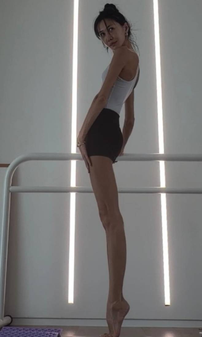 배우 엄태웅의 아내 윤혜진이 연습에 한창인 모습. / 사진=윤혜진 SNS