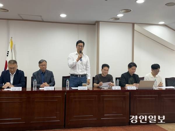 17일 인천 문학경기장 내 인천시체육회 소회의실에서 열린 2026 제24회 CMAS 세계핀수영선수권대회 기자간담회에서 이영준 세계핀수영선수권대회 조직위원회 위원장이 대회 준비의 어려움을 호소하고 있다. 2026.6.17/백효은기자100@kyeongin.com