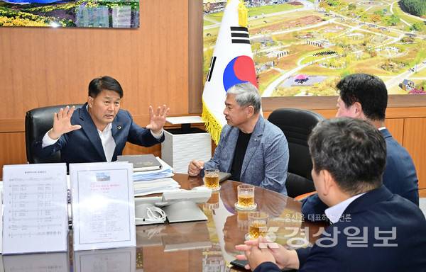 울산시의회 이성룡 의장은 17일 오후 의장실에서 '울산지역 설비건설협회 현안 간담회'를 개최했다. 시의회 제공