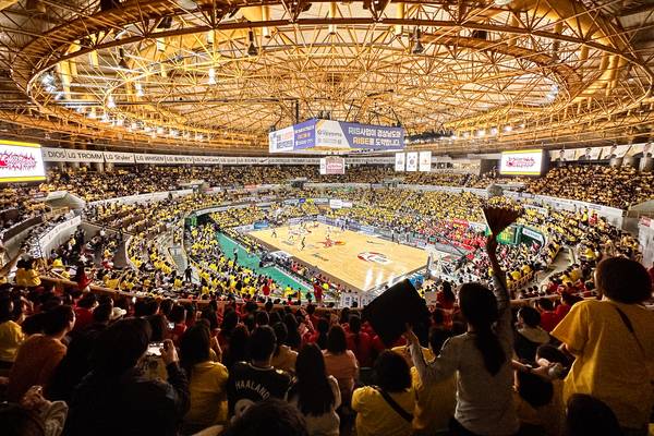 창원LG 안방 구장인 창원체육관을 가득 채운 팬들. /KBL