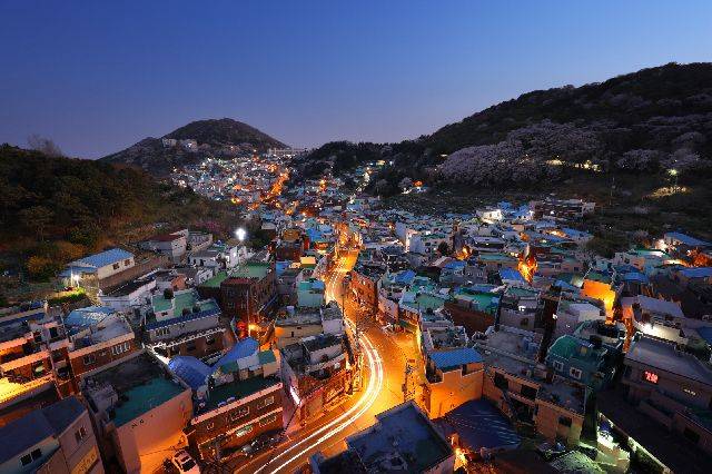 부산 서구 아미동 비석문화마을 전경. 서구청 제공