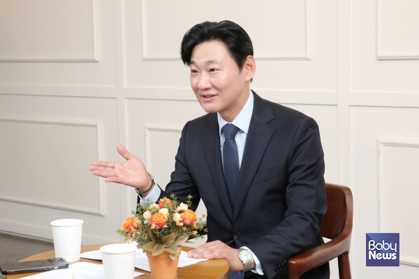 서정환 한국산후관리협회 회장은 소장섭 베이비뉴스 편집국장과 진행한 데스크가 만난 사람 인터뷰에서 "산모·신생아 건강관리서비스는 단순한 비용의 문제가 아니라 미래세대를 위한 국가적 투자이자 필수적인 출산복지 정책"이라며 "정부와 국회가 국가 책임성을 강화하는 방향으로 정책을 추진해주길 기대한다"고 말했다. 이효상 기자 ⓒ베이비뉴스