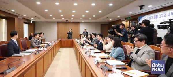 임광현 국세청장이 2025년 12월 5일 오후 서울지방국세청 14층 회의실에서 개최한 산모·신생아 돌봄 업계의 세무상 어려움 해소를 위한 간담회에서 한국산후관리협회 관계자들의 이야기를 듣고 있다. ⓒ국세청