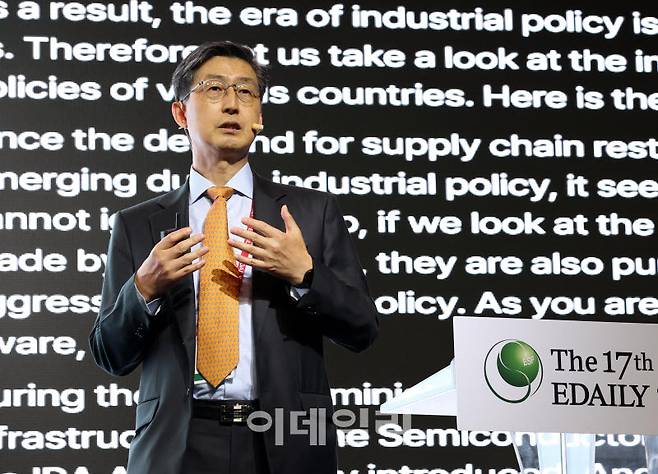 [이데일리 노진환 기자] 제17회 이데일리 전략포럼이 17일 서울 중구 서울신라호텔에서 ‘힘의 시대, 문명의 재편 : 누가 신세계를 설계하는가’를 주제로 개최됐다. 박기순 성균관대 중국대학원 교수·전 중국삼성경제연구원장이 ‘탈세계화와 불록화 속 한국의 전략적 가치’를 주제로 연설하고 있다.