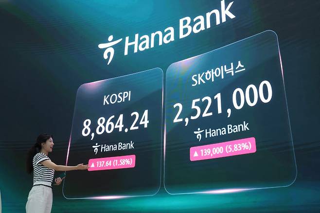 코스피가 전 거래일(8726.60)보다 137.64포인트(1.58%) 오른 8864.24에 마감한 17일 오후 서울 중구 하나은행 딜링룸에 지수가 표시돼 있다. SK하이닉스는 이날 5.84% 오른 252만 1천 원에 마감해 사상 최고가를 경신했다. (사진=뉴시스)
