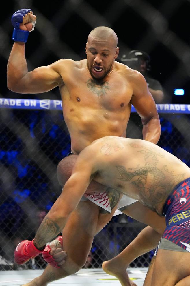 'UFC 프리덤 250' 헤비급 잠정 타이틀전에서 시릴 간(위)이 알렉스 페레이라의 뒤통수 쪽을 공격하고 있다. 사진=AP PHOTO