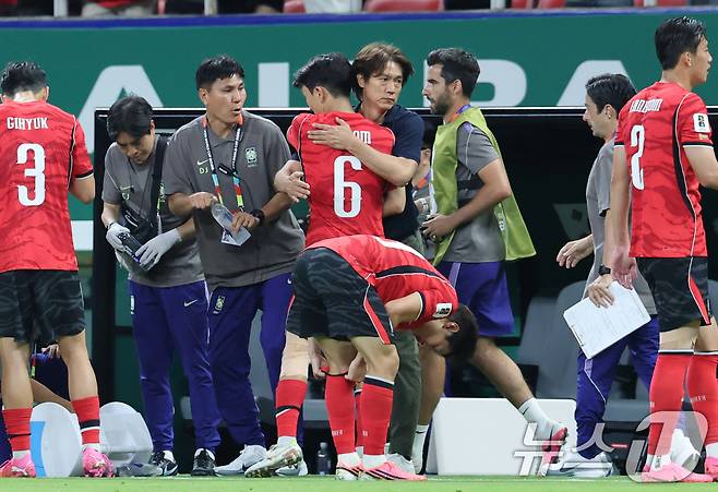 홍명보 대한민국 축구국가대표팀 감독과 황인범. ⓒ 뉴스1 임세영 기자