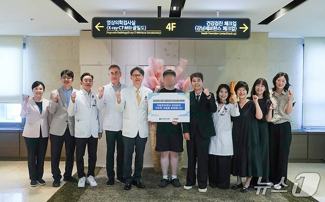 연세대 강남세브란스병원이 지난 17일 자립준비청년 건강검진 지원사업을 시작했다. 방송인 전현무 씨 등 참석자들이 기념촬영을 하고 있다.(연세대 강남세브란스병원 제공)