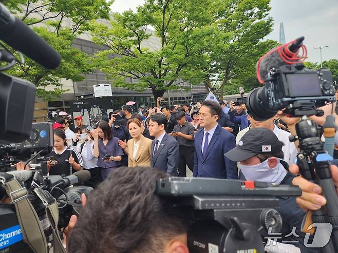 17일 오전 서울 송파구에서 더불어민주당 소속 임오경, 천준호, 전용기 의원이 올림픽공원 핸드볼경기장 개표소에 접근하고 있다. 2026.06.17/ⓒ 뉴스1 권진영 기자