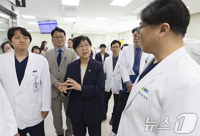 정은경 보건복지부 장관이 10일 충청남도 천안 소아전문응급의료센터 및 달빛어린이병원을 방문해 소아의료체계 현장 점검을 하고 있다. (보건복지부 제공. 재판매 및 DB 금지) 2026.5.10 ⓒ 뉴스1 임세영 기자