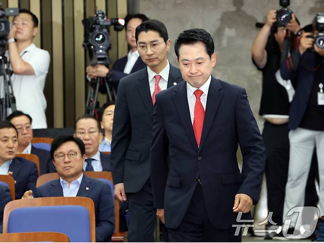 장동혁 국민의힘 대표가 17일 오후 서울 여의도 국회에서 열린 긴급 의원총회에 참석하고 있다. 2026.6.17 ⓒ 뉴스1 황기선 기자