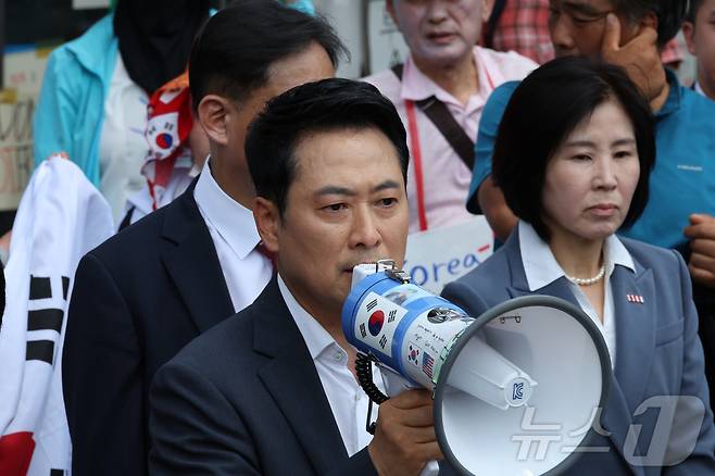6·3 지방선거 투표용지 부족 사태로 시작한 서울 송파구 올림픽공원 핸드볼경기장 일대 ‘개표소 봉쇄 시위’가 이어지는 가운데 지난 16일 장동혁 국민의힘 대표가 핸드볼경기장 진입 결정을 시위 참가자들에게 알리고 있다. (공동취재) 2026.6.16 ⓒ 뉴스1 김도우 기자