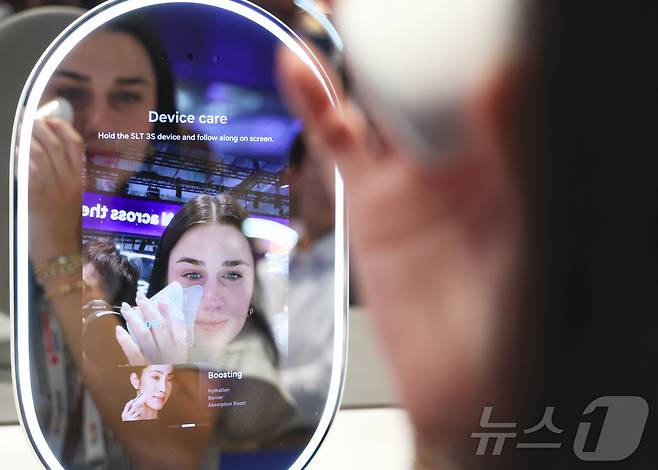 17일(현지시간) 프랑스 파리 엑스포 포르트 드 베르사유(Paris Expo Porte de Versailles)에서 열린 비바테크(VivaTech) 2026 삼성전자 전시관에서 관람객이 아모레퍼시픽과 협업한 AI 뷰티 스크린(AI Beauty Screen)을 체험하고 있다. 2026.6.17 ⓒ 뉴스1 이준성 특파원