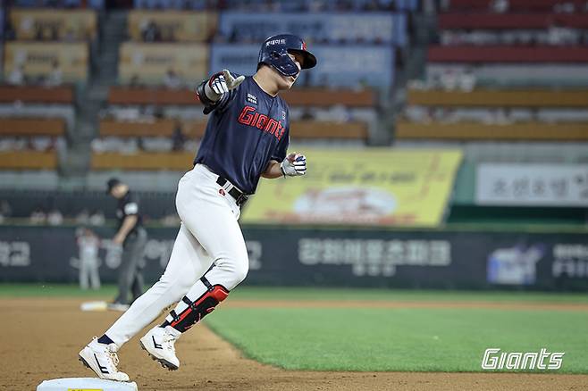 롯데 나승엽이 16일 인천SSG랜더스필드에서 열린 2026 KBO리그 SSG전에서 연타석 홈런을 터뜨린 뒤 베이스를 돌고 있다. 사진 | 롯데 자이언츠