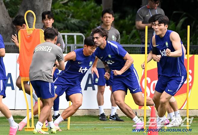 16일(한국시각) 멕시코 과달라하라 인근 사포판 월드컵대표팀 베이스캠프 훈련장 치바스 베르데 바예에서 진행된 대한민국 월드컵 대표팀의 공식 훈련. 손흥민, 옌스 크스트로프, 박진섭이 훈련을 펼치고 있다. 사포판(멕시코)=허상욱 기자wook@sportschosun.com/2026.06.16/