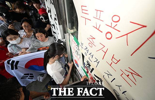 전날 서울 송파구 올림픽공원 핸드볼경기장에서 한 시위 참가자가 대한체육회 등 입주 단체 관계자들의 진입을 막아서고 있다. /박헌우 기자