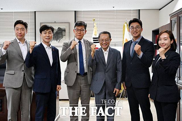 김용만 더불어민주당 의원과 한창민 사회민주당 대표, 김남근 더불어민주당 의원, 최완주 언론중재위원장, 노종면·전은수 더불어민주당 의원(왼쪽부터)이 17일 오후 서울 중구 프레스센터 언론중재위원회에 방문해 기념 촬영을 하고 있다. /서예원 기자