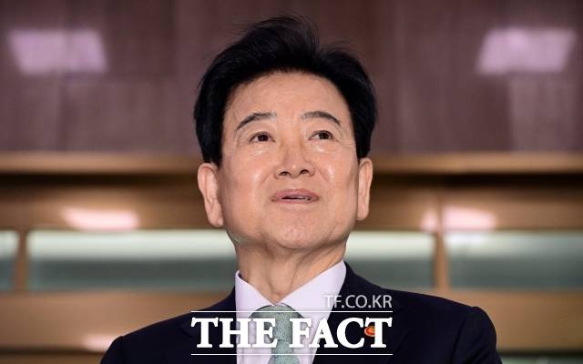 정동영 통일부 장관은 17일 서울 종로구 남북회담본부에서 열린 '한반도 평화전략 자문단 4차 회의' 모두발언을 통해 "주변국은 변수일 뿐인데 지금은 변수가 상수를 압도하고 있다. 이것은 비극"이라고 밝혔다. 정 장관의 발언은 최근 한-유럽연합(EU) 공동성명에 북한이 반발한 것과 무관하지 않아 보인다. /임영무 기자