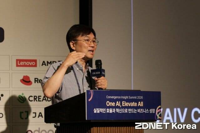 윤준태 바이브컴퍼니 부사장이 '컨버전스 인사이트 서밋(CIS) 2026'에서 '썸트렌드' 서비스를 소개하고 있다.