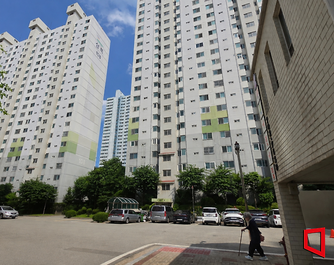 지난 11일 부산 해운대구 좌동 '해운대 상록' 아파트 단지 내부. 이 단지는 부산 리모델링 1호 사업장으로 조합원 배정 면적을 줄이고 일반분양 물량을 늘려 분담금 부담을 낮추는 방안을 추진하고 있다. 최서윤 기자