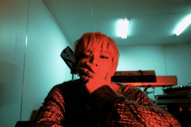 Singer Evan has heightened anticipation for his new digital single RIDE OR DIE by releasing the second set of concept photos. These photos sensuously capture moments of inner longing and liberation, utilizing intense red lighting and a sports car.Evan showcased his unique charm by creating an atmosphere that contrasts sharply with the previously released first concept. The new single RIDE OR DIE emphasizes his musical style, consisting of an alternative rock title track and the emotional B-side track Overflow.Evan plans to prove his musical prowess by participating in the lyrics, composition, and production of all tracks on this digital single. The new song RIDE OR DIE will be officially released on the upcoming 22nd at 6 PM.