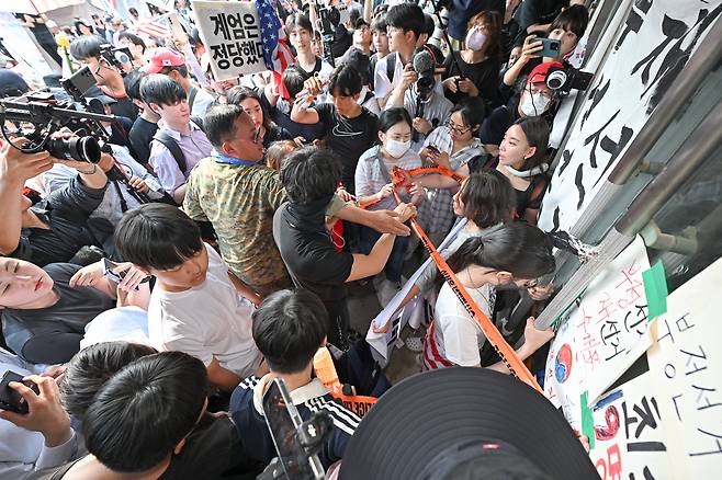 '개표소 봉쇄 시위'가 이어지고 있는 16일 서울 송파구 올림픽공원 핸드볼경기장에서 의견이 다른 시민들이 뒤엉키고 있다. /장경식 기자