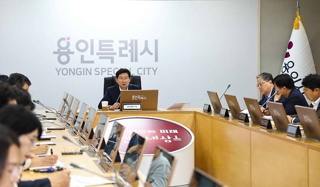 이상일 용인시장이 지난 15일 시청 영상회의실에서 열린 간부회의에서 '용인르네상스 2.0 추진기획단'의 내실있는 운영을 당부하고 있다. /용인시 제공