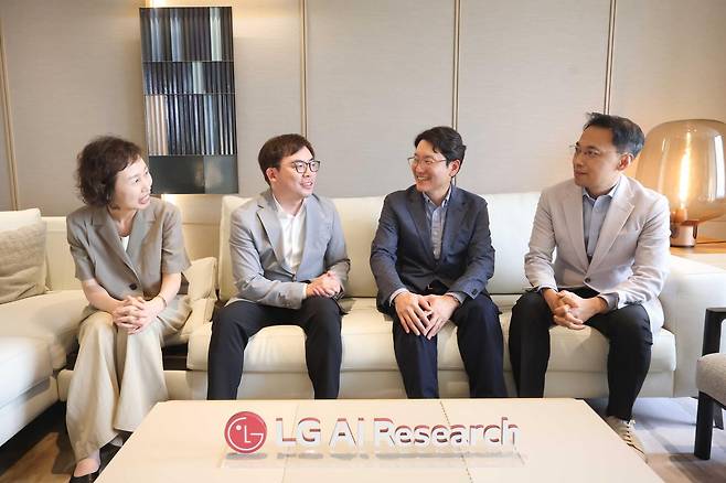 16일 오후 서울 여의도 LG트윈타워에서 LG AI연구원과 디앤디파마텍 경영진이 차세대 펩타이드 신약 공동 개발 사업을 논의하고 있다. 왼쪽부터 디앤디파마텍의 박은지 연구개발본부장과 이슬기 대표, LG AI연구원의 임우형 연구원장과 이화영 사업개발부문장. LG AI연구원 제공