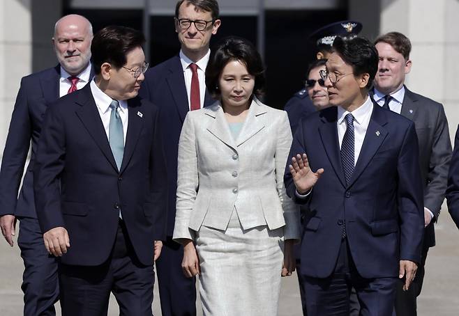 G7 정상회의 참석 계기 유럽을 방문하는 이재명 대통령과 김혜경 여사가 9일 경기 성남공항에서 공군 1호기로 향하며 김민석 국무총리와 대화하고 있다. 2026.06.09. [성남=뉴시스]