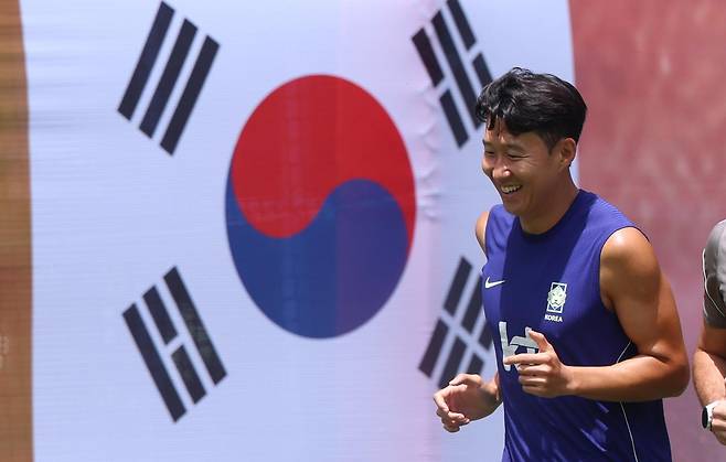 축구 국가대표팀 손흥민이 15일(현지 시간) 멕시코를 상대로한 2026 국제축구연맹(FIFA) 북중미월드컵 조별리그 A조 2차전을 앞두고 멕시코 과달라하라 인근 사포판에 위치한 베이스캠프 훈련장 치바스 바예 베르데에서 밝은 표정으로 훈련하고 있다. 2026.06.16. [사포판(멕시코)=뉴시스]