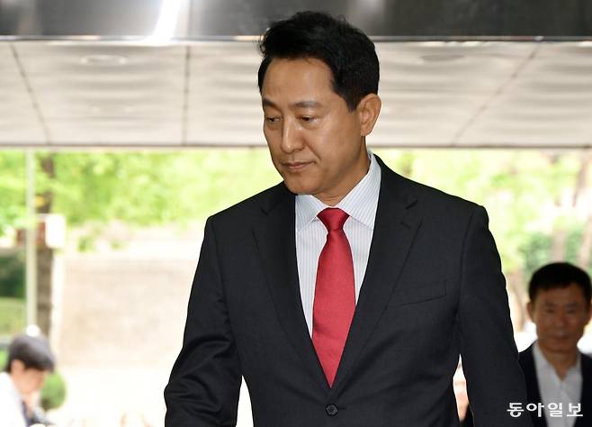 여론조사비 대납 의혹으로 기소된 오세훈 서울시장이 17일 서울 서초구 서울중앙지방법원에서 열린 결심공판에 출석하고 있다. 이한결 기자  always@donga.com