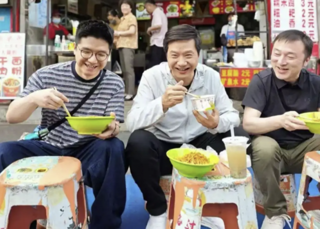 중국 우한 문화관광국은 레이쥔 샤오미 최고경영자(가운데)가 길거리 음식을 먹는 사진을 SNS 공식 계정에 공개했다. /사진=우한 문화관광국 웨이보