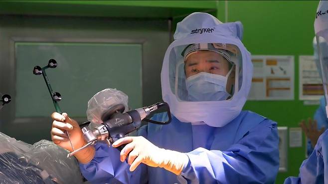 한림대학교강남성심병원 정형외과 김중일 교수가 무릎 로봇인공관절수술을 집도하고 있다. 한림대학교의료원 제공