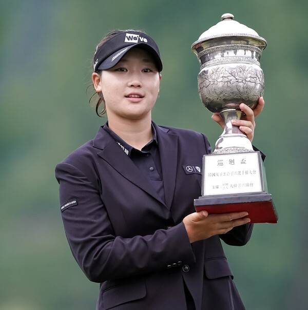 2026년 한국여자프로골프(KLPGA) 투어 인카금융 더헤븐 마스터즈에 출전하는 김민솔 프로. 사진은 메르세데스-벤츠 제40회 한국여자오픈 골프선수권대회에서 우승 트로피를 들고 기념 촬영하는 모습이다. 사진제공=두산건설 (사진을 무단으로 사용하지 마십시오.)