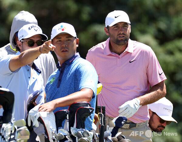 미국골프협회(USGA)가 주관하는 2026년 미국프로골프(PGA) 투어 메이저 대회 US오픈에 출전하는 김시우 프로. 사진은 현지시간 16일 세계랭킹 1위 스코티 셰플러와 함께 연습 라운드를 하는 모습이다. 사진제공=ⓒAFPBBNews = News1 (사진을 무단으로 사용하지 마십시오.)