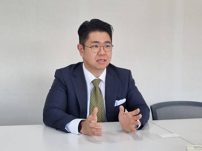 지난 10일 서울 서초구 법무법인 사무실에서 박기태 변호사가 청년 개인회생·파산 상담 사례 등을 이야기하고 있다. 안태호 기자