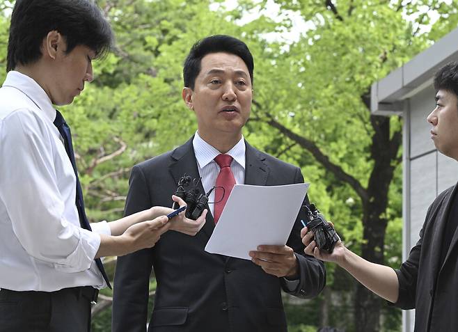 오세훈 서울시장이 17일 서울 서초구 서울중앙지방법원에서 열린 여론조사 대납 의혹 관련 결심공판에 출석하기 전 취재진에게 입장을 밝히고 있다. 공동취재사진
