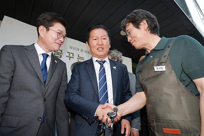 정청래(가운데) 더불어민주당 대표가 5월 24일 서울 성동구 사회적 협동조합 '아지오' 오픈 행사에 참석해 정원오(왼쪽) 민주당 서울시장 후보, 유시민 작가와 대화하고 있다. 뉴시스